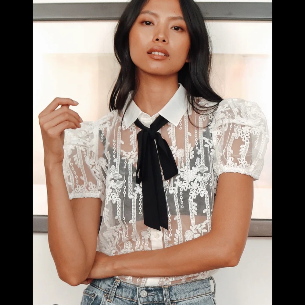 NWT Lulu’s White Lace Top with Black Tie